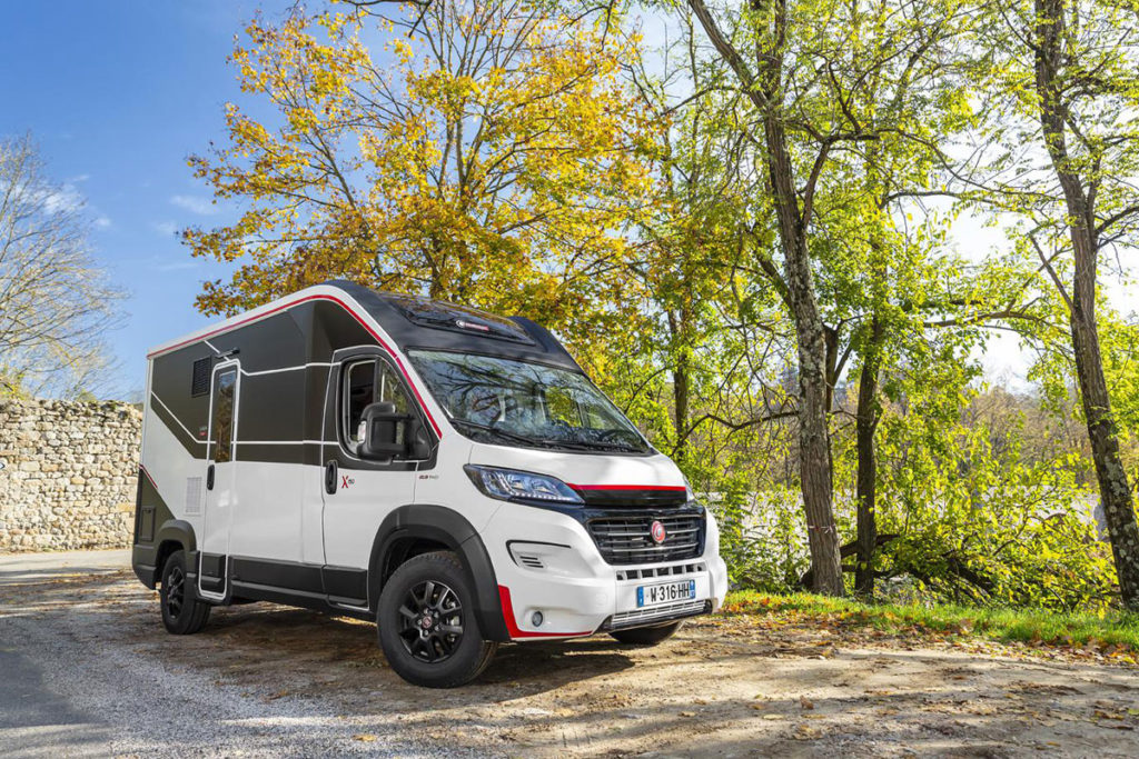 Challenger X150 Gesicht in der Masse mit Sitzgruppe und Hubbett