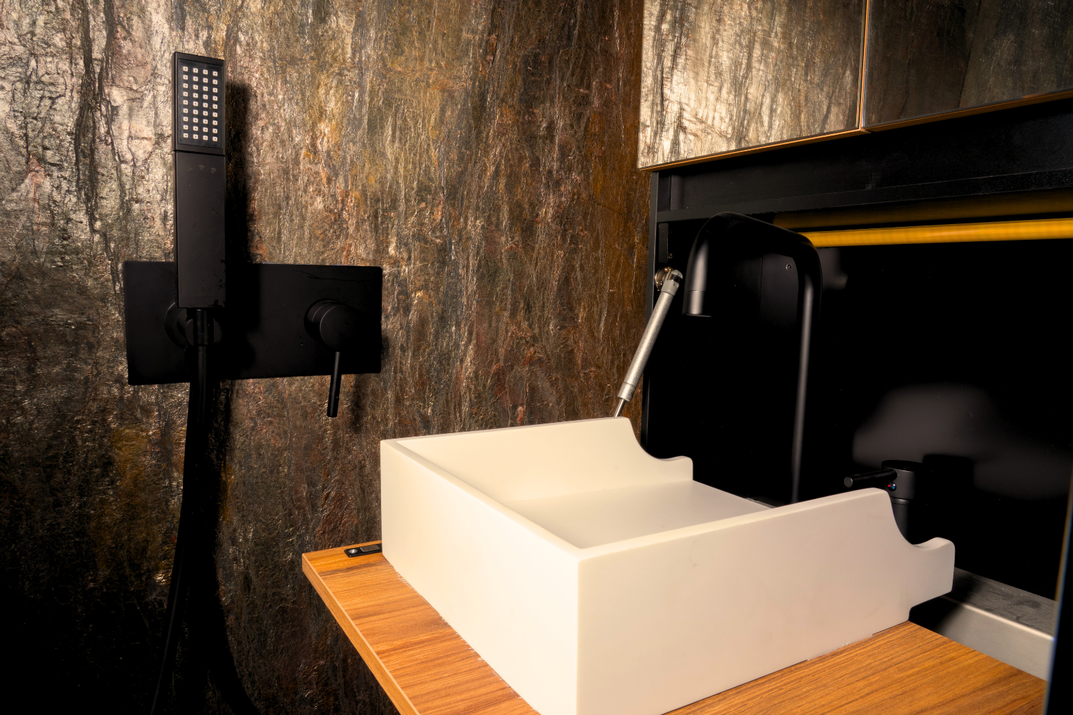 010 Ciclope Mencia 420 & 420e bathroom