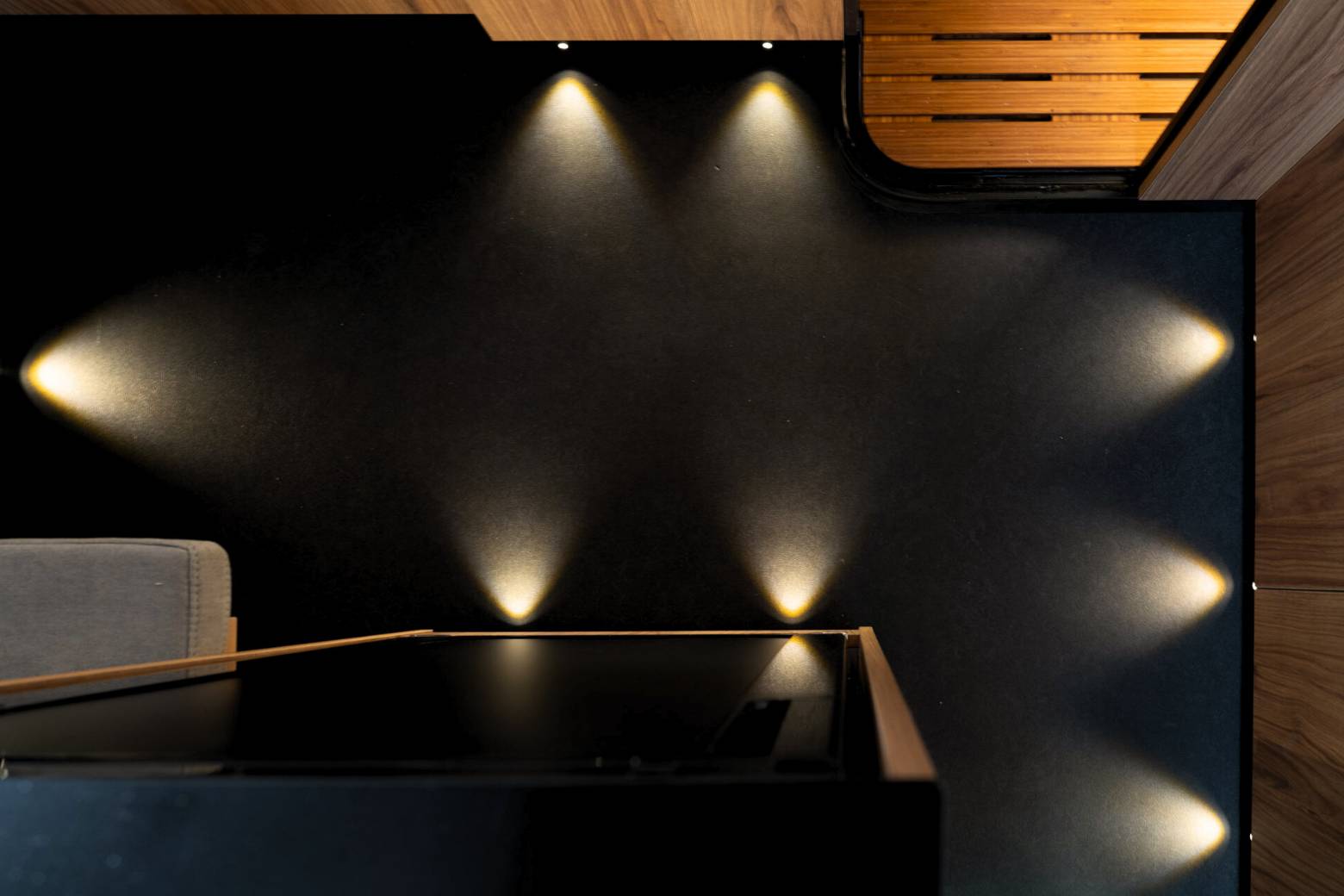 021 Ciclope Mencia 230 indirect lighting on the floor