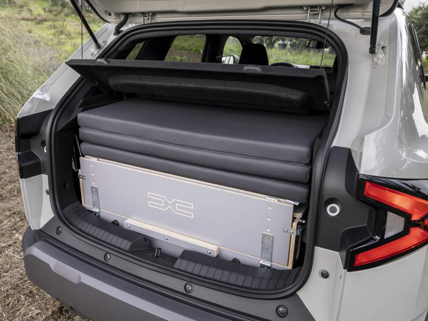Dacia Duster MicroCamper Sleeping Box (22)