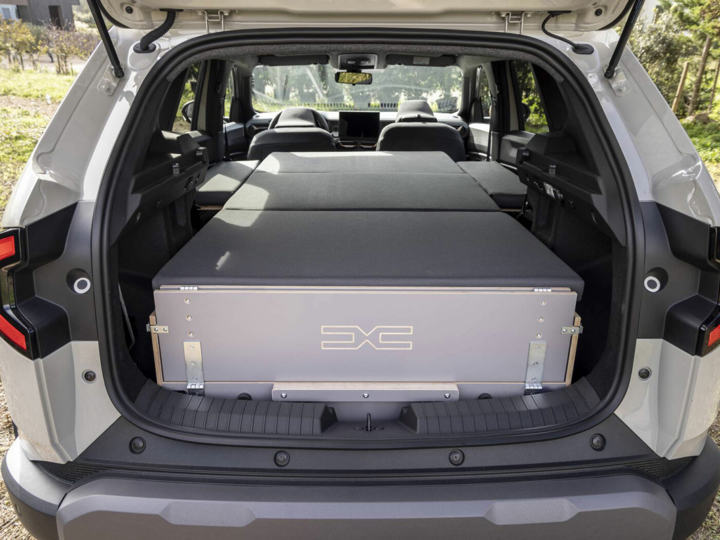 Dacia Duster MicroCamper Sleeping Box (7)