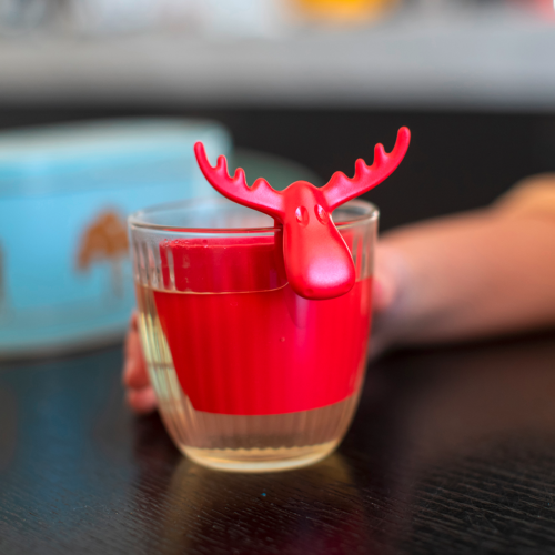 Koziol Rudolf Teesieb zum Einhängen für Tassen / Gläser rasberry red  - Sonstiges Küchenzubehör